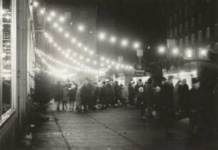 Dresden. Striezelmarkt Weihnachten 1966. In der Weißen Gasse