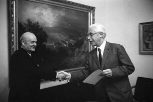 Verleihung der goldenen Ehrennadel des Landesverbands der Deutschen Verkehrswacht an Regierungspräsident Dr. Werner Munzinger