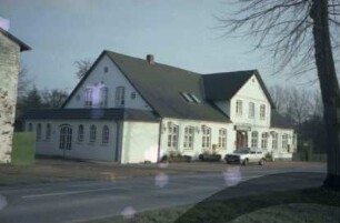 Allee 18: Landgasthof "Zum Fasanenhof": traufständige Straßenfront mit Zwerchgiebel, Eingangstür, darüber Wirtshausschild: Giebelseite mit Anbau, Flügeltür