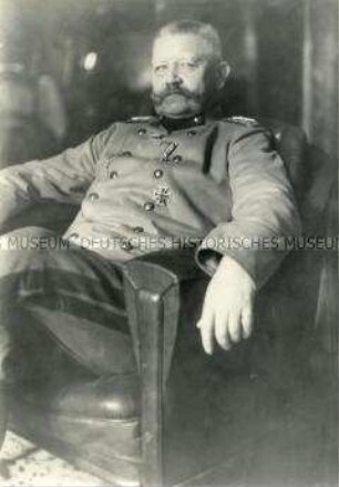 Paul von Hindenburg bequem im Sessel sitzend
