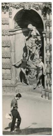 Zwei Models in Badeanzügen posieren an einer Statue im Nymphenbad des Dresdner Zwingers