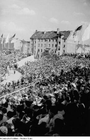 Blick auf die Zuschauertribünen des Walter-Ulbricht-Stadions während eines Fußballspiels