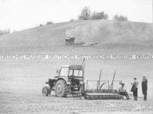 Maisaussaat auf den Feldern der LPG Remplin (Kr. Teterow)
