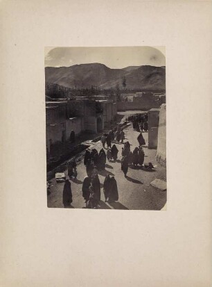 Straßeszene in Arak : Straßenszene in Arak mit der Zagros-Gebirgskette im Hintergrund.