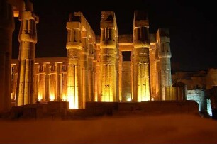 Luxor - Beleuchteter Tempel : Luxor-Tempel, abendliche Beleuchtung, aufgenommen 2006 in Luxor