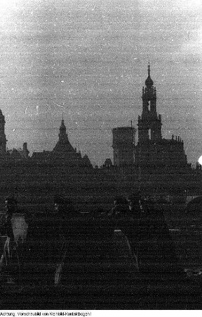 Dresden. Frauen mit Feldbahnlore, der "Trümmerbahn", am Neustädter Königsufer, um 1947
