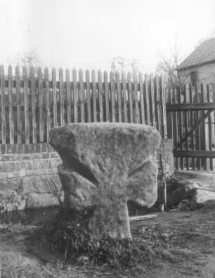Schwedenstein : Kleinwolmsdorf, Schwedenstein, Steinkreuz im Ort nordöstlich der Kirche