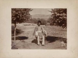 Wali Gulâm Risâ Chân : Der Stammesführer Gulâm Risâ Chân der Luren im Garten seines Kastells zu Deh Bala.