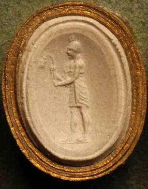 Stehender ägyptischer Priester (Daktyliothek, Erstes Mythologisches Tausend)