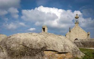 Frankreich. Bretagne. Finistere. Chapelle Pol. Auf Felsen errichtete Kapelle und kleiner Wachturm
