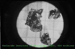 Mikroskopaufnahme von Plutoniumdioxid(PuO2)-Kristallen des Europäischen Instituts für Transurane (ITU)