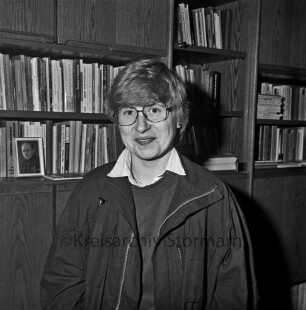 Katholische Kirchengemeinde St. Vicelin: Pastoralassistentin Dorothea Beckmann: vor Bücherregal