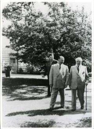 Wilhelm Pieck und Walter Ulbricht im Privatgarten des Präsidenten