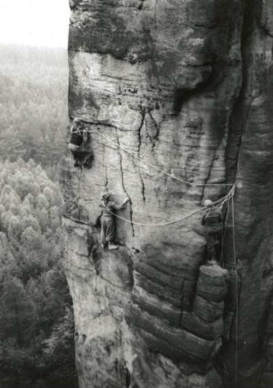 Sächsische Schweiz. Pfaffenstein, Barbarine. Seilschaft Rudolf Stolle an der Talseite (VIIc)