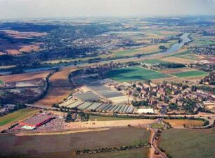 Dresden-Mickten. Stadtteilansicht zwischen Washingtonstraße mit Baumarkt, Bundesautobahn (BAB) 4 und Elbe. Luftbild-Schrägaufnahme von Ostnordost