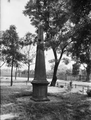 Distanzsäule : Strehla. Distanzsäule (1729) am Ortsausgang nach Paußnitz in einer Grünanlage