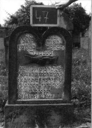 Grabstein 47 (Index: 99937030) Material: Sandstein Zustand: gut Maße HxBxT: 93x56x14 cm Beschreibung: Doppelstele, Sockel, Schriftfeld eingetieft Symbolik: zwei ineinandergreifende Hände Besonderheit: Kindergrab; - Doppelgrab für Geschwister: Grabstein 47