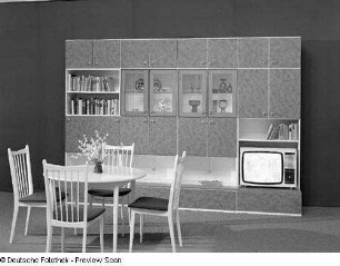 Anbauwand "Smaragd" : Wohnzimmermöbel (1977; Möbelkombinat Erfurt (MKE)). Anbauwand "Smaragd" und Eßplatz