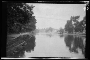 Themse (Fluss bei London, England) mit Uferpromenade und Flussdampfern im Hintergrund