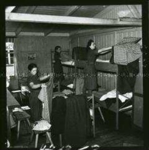 Arbeitsmaiden des Reichsarbeitsdienstes beim Beziehen der Betten