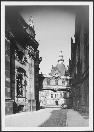 Verbindungsbrücke vom Schloß nach der Hofkirche : Dresden-Altstadt, Schloßstraße. Nordflügel des Schlosses mit Übergang zur Hofkirche von Nordwesten