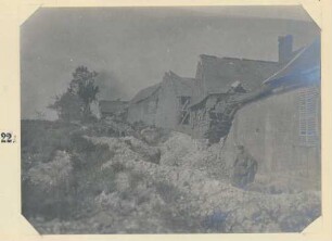 Foto von Häusern am Westrand von Ovillers(-la-Boisselle) mit Laufgraben davor