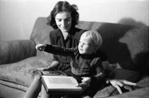 Bukarest: Söhnchen [Festenberg] mit Mama, dunkles Kleid und Buch