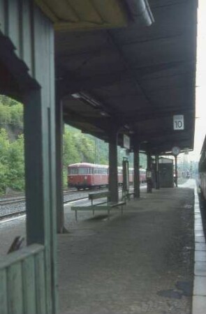 Dillenburg Bahnsteig Gleis 10 Bahnsteigüberdachung Gepäckaufzug