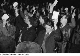 Abstimmung bei der Elternbeiratswahl der 42. Grundschule im Filmpalast
