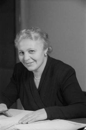 Porträtaufnahmen der Professorin Elisabeth Zaisser (1950-1952 Staatssekretärin im Ministerium für Volksbildung der DDR) im Zuge einer Reportage aus dem Ministerium für Volksbildung der DDR : Porträt von Elisabeth Zaisser