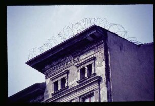 Stacheldraht auf Haus 6.5.62.