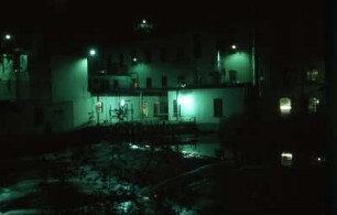 Sperranlagen nachts an der Saale bei Blankenstein/DDR vor einer Fabrik, Foto ca. 1985