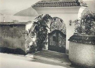 Eingang zum Terrassengarten einer Villa (vielleicht an der Küste von Amalfi)