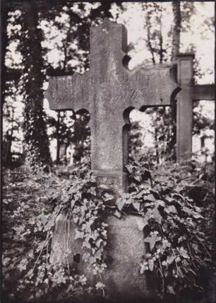 Friedhof. Grabkreuz, Christina Weber +1850
