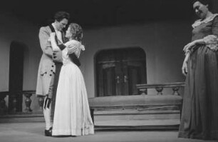 Szenenbilder aus dem Trauerspiel "Emilia Galotti" von Gotthold Ephraim Lessing am Deutschen Theater Berlin : Szene mit Siegmar Schneider als Graf Appiani, Käthe Braun als Emilia Galotti (Mitte) und Gerda Müller als Claudia Galotti (rechts)