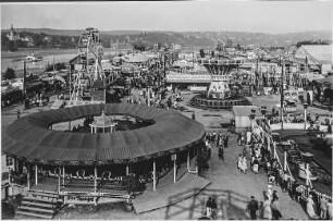 Dresden-Johannstadt. Vogelwiese am Elbufer. Karussell, Verkaufsstände, Riesenrad, Kettenkarussell und Luftschaukel