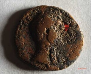 Römische Münze, Nominal As, Prägeherr Hadrian für Antoninus Pius, Prägeort Rom, Original