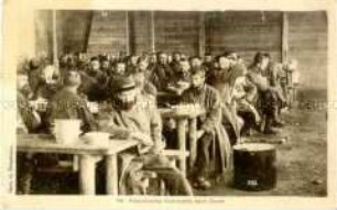 Französische Kriegsgefangene beim Essen