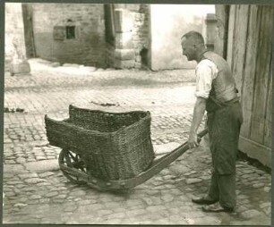 Schubkarren mit Korb