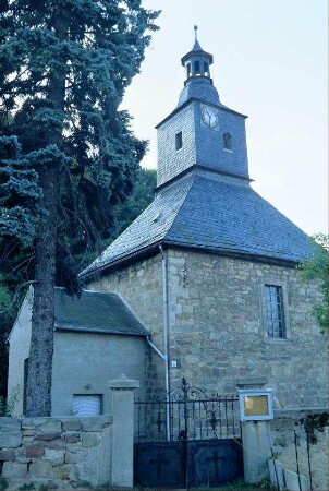 Blick auf die Kirche mit einem Chor in quadratischer Grundform