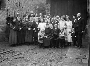 Gruppenaufnahme einer Festgesellschaft anläßlich eines Ehejubiläums (eventuell "Goldene Hochzeit"?), aufgenommen im Freien