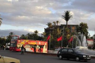 Verkehr in Marrakesch : Straßenverkehr am Abend in Marrakesch, aufgenommen am 2.11.2008