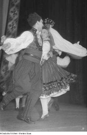 Tanzendes Paar eines bulgarischen Ensembles in Tracht
