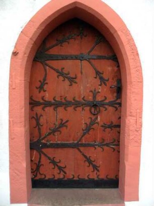 Dorlar-Langhaus Traufseite Nord (ehemalige Klosterkirche)-Holztür mit Schmiedeeisernen Beschlägen und spitzbogigem Steingewände im Detail