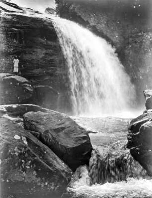 Wasserfall : Ein Wasserfall des Flusses Umba bei Mlalo.