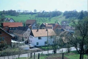 Blick vom Kirchhof aus über den Ort
