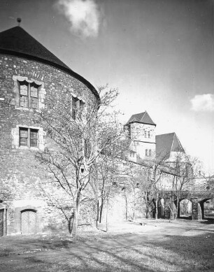Halle (Saale), Moritzburg, Bastion und Graben, von Südosten, im Hintergrund Torturm und Kapelle St. Maria Magdalena
