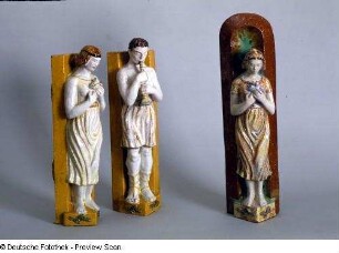 Drei Eckkacheln (Mädchen mit Stirnreif, Jüngling mit Schalmei und Mädchen mit Vogel, antikisierend)