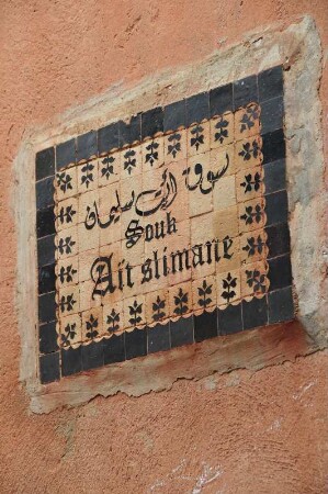 Kacheln als Straßenschild : Kunstvolles Straßenschild aus Kacheln im Souk von Marrakesch, aufgenommen am 03.11.2008. Foto: Uwe Gerig