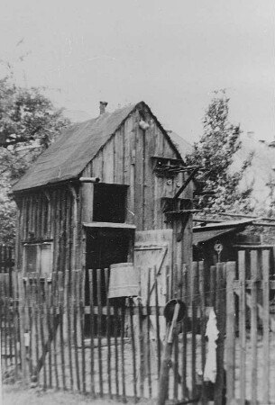 Der Holzschuppen/Taubenverschlag des Kleinbauern Otto Schreiter, in dem er zwischen 1933 und 1945 die Bündnisfahne mit der Aufschrift "Für das Bündnis der Arbeiter und Bauern" versteckt haben soll : Der Holzschuppen/Taubenverschlag des Kleinbauern Otto Schreiter in Großolbersdorf